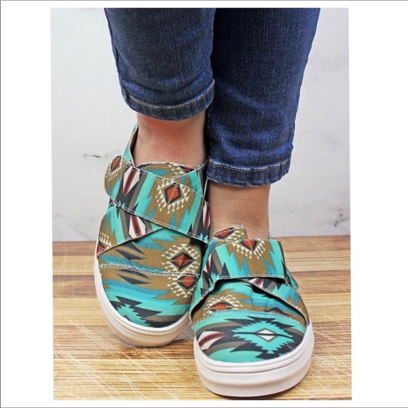 ❗️NEW❗️Aztec Crisscross Sneakers - Picture 2 of 3